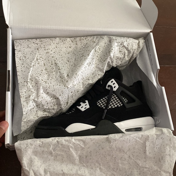 Jordan 4s black and white - Picture 3 of 5